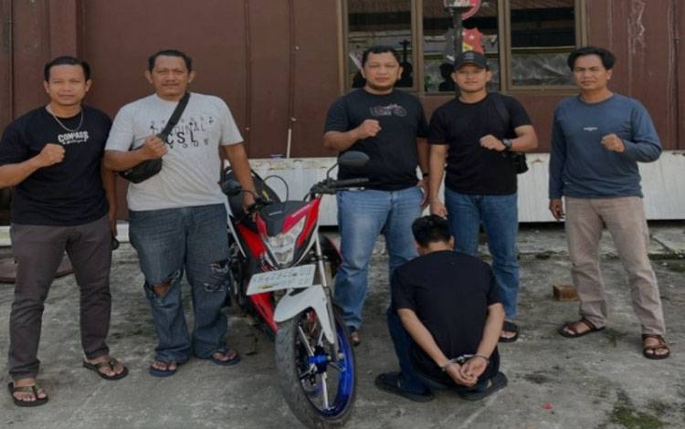 Pelaku SB ketika berhasil diamankan Tim gabungan dari Unit Resmob Satreskrim Polres Kapuas dan Unit Opsnal Jatanras Polresta Samarinda pada Selasa, 24 Juli 2025 (IST)