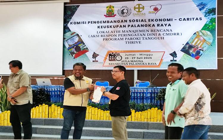 Pastor Danang menyerahkan sertifikat kepada peserta kegiatan Lokalatih Manajemen Bencana yang mengusung tema Aksi Respon Peringatan Dini dan Community Managed Disaster Risk Reduction (CMDRR) pada Minggu, 27 Juli 2025.(FOTO: TESTI PRISCILLA)