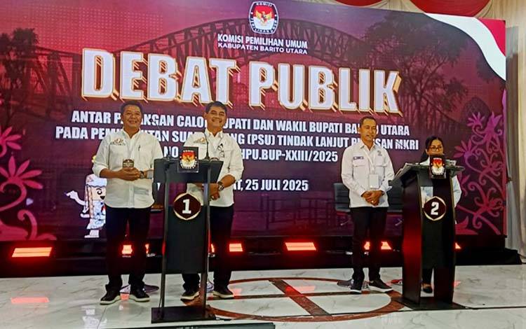 Pasangan Calon Bupati dan Wakil Bupati Barito Utara nomor urut 01, H Shalahudin dan Felix Sonadie Y Tingan dan nomor urut 02, H Jimmy Carter dan Inriaty Karawaheni saat mengikuti Debat Publik di Gedung Balai Antang Muara Teweh, Jumat malam, 25 Juli 2025. (Foto: Dhani)