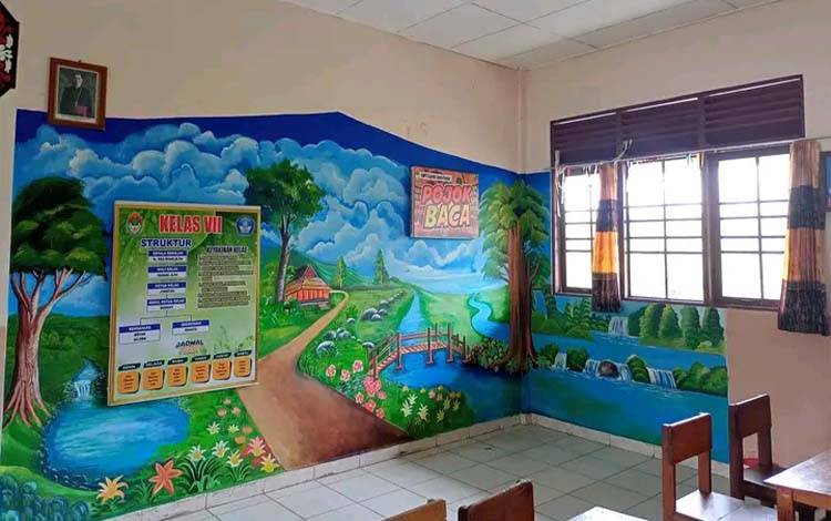 Salah satu dinding kelas di SMP Santo Paulus Kapuas menggunakan jasa mural dengan konsep alam. (IST)