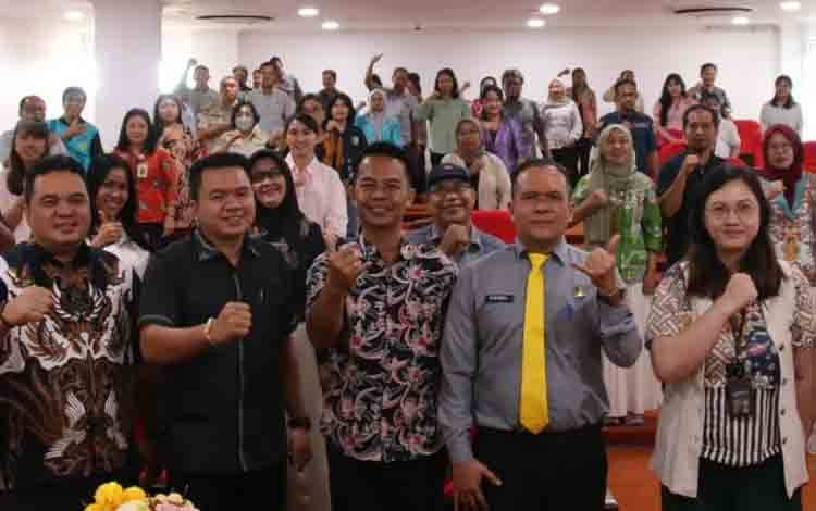Anggota Komisi II DPRD Palangka Raya Yudhi Karlianto Manan (dua dari kiri) (FOTO: IST)
