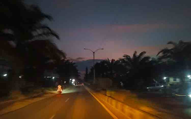 Kondisi Jalan Jenderal Sudirman saat malam hari, gelap tanpa penerangan, belum lama ini. (FOTO ; DEVI).