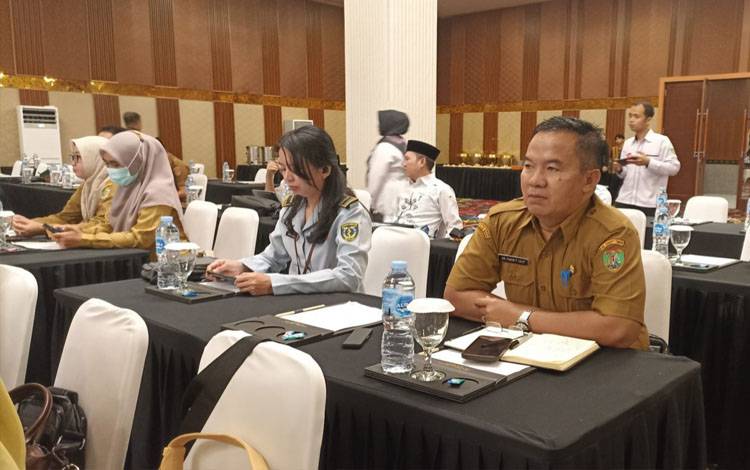 Asisten I Setda Barito Timur, Ari Panan P Lelu mengikuti Rapat Evaluasi Penyelenggaraan Ibadah Haji Provinsi Kalimantan Tengah yang digelar di Palangka Raya, Senin, 28 Juli 2025. (FOTO: IST)