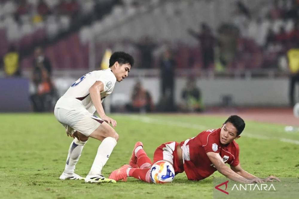 Ilustrasi - Pesepak bola Timnas U-23 Indonesia Muhammad Alfharezzi Buffon (kanan) terjatuh saat berebut bola dengan pesepak bola Timnas U-23 Thailand Sek an Ratree (kiri) dalam pertandingan semifinal Piala AFF U-23 2025 di Stadion Utama Gelora Bung Karno (SUGBK), Senayan, Jakarta, Jumat (25/7/2025). . ANTARA FOTO/Muhammad Adimaja/mrh/tom.