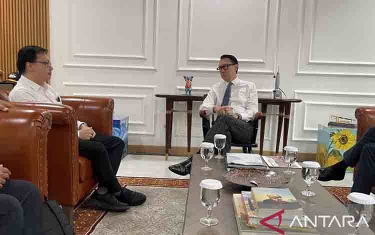Deputi Bidang Koordinasi Pemberdayaan Ekonomi Masyarakat dan Pelindungan Pekerja Migran Kementerian Koordinator Bidang Pemberdayaan Masyarakat Leontinus Alpha Edison (kiri) saat menemui Wakil Menteri Luar Negeri Arif Havas Oegroseno di Kantor Kementerian Luar Negeri, Jakarta. ANTARA/HO-Kemenko PM