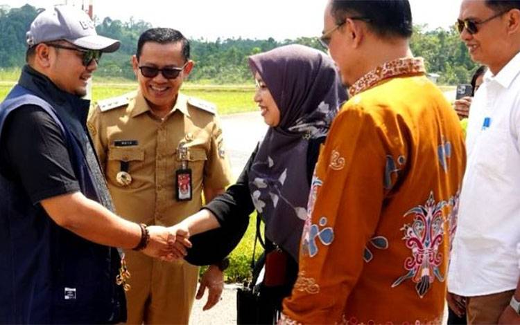 Pj Bupati Barito Utara, Indra Gunawan didampingi unsur FKPD, kepala perangkat daerah, Ketua KPU Provinsi, Ketua KPU Barito Utara menyambut kedatangan Ketua KPU RI, Mochammad Afifuddin, di Bandara Haji Muhammad Sidik, Muara Teweh, Selasa, 29 Juli 2025. (Foto: Dhani)