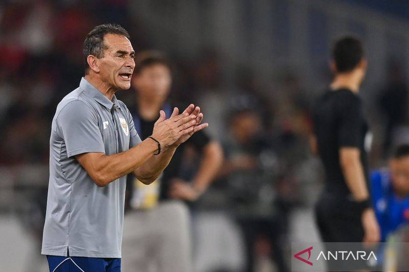 Pelatih kepala Timnas Indonesia U-23 Gerald Mervin Vanenburg memberikan instruksi kepada pemainnya saat melawan Timnas Vietnam U-23 pada pertandingan final Piala AFF U-23 2025 di Stadion Utama Gelora Bung Karno (SUGBK), Senayan, Jakarta, Selasa (29/7/2025). ANTARA FOTO/Dhemas Reviyanto/Lmo/nym.