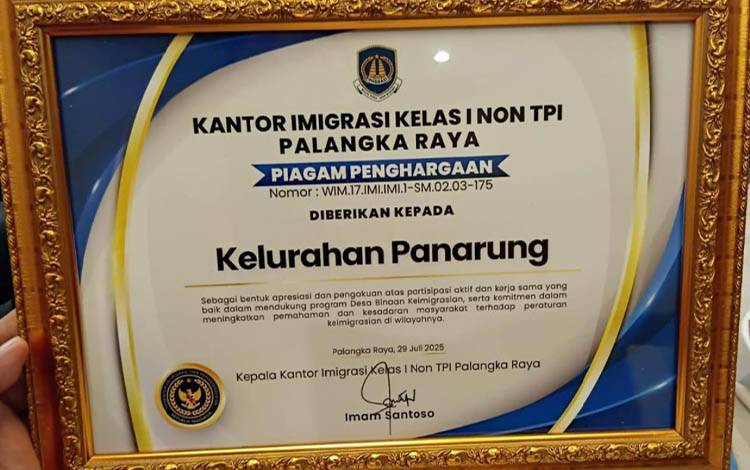 Piagam penghargaan Kelurahan Panarung dari Kantor Imigrasi Kelas I Non TPI Palangka Raya (Foto : IST)