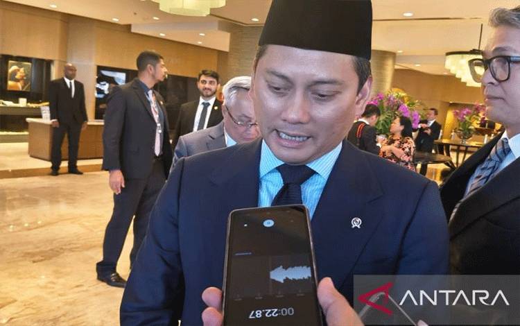 Wakil Menteri Keuangan RI Thomas Djiwandono saat menyampaikan keterangan kepada awak media seputar kerja sama dengan New Development Bank (NDB) menjelang perhelatan KTT BRICS 2025 di Rio De Janeiro, Brasil, Sabtu (5/7/2025). (ANTARA/Andi Firdaus)