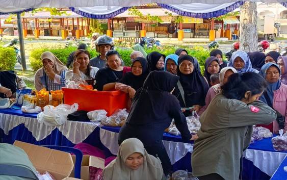 Warga saat mengantri untuk mendapatkan bahan pangan murah di GPM yang digelar di Taman Kota Sampit, Rabu, 30 Juli 2025. (FOTO : DEVI)