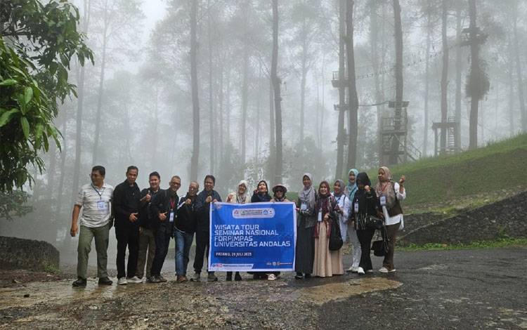 Para peserta Seminar Nasional dan Rapat Kerja Nasional yang diselenggarakan oleh Badan Kerja sama Pusat Studi Lingkungan (BKPSL) Indonesia disuguhkan rangkaian kegiatan pembuka berupa tour wisata ke Puncak Lawang, Bukittinggi, dan Istana Pagaruyung pada Rabu, 30 Juli 2025.(FOTO: Istimewa)