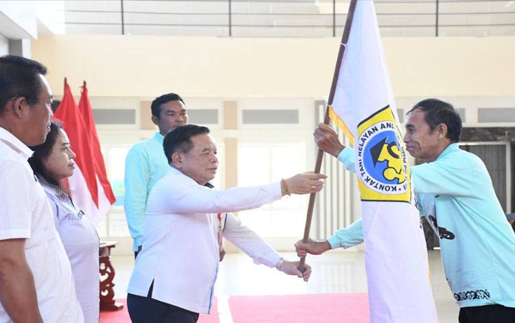 Ketua kontingen Peda XIV KTNA Pulpis Herson menerima petaka pelepasan kontingen, Rabu, 30 Juli 2025.( FOTO : RETHA