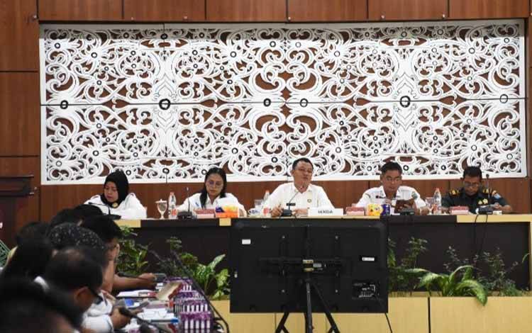 Pemerintah Kabupaten Kapuas ketika menggelar rapat persiapan peringatan Hari Ulang Tahun ke-80 Kemerdekaan Republik Indonesia di Aula Bapperida Pemkab Kapuas pada Rabu, 30 Juli 2025.