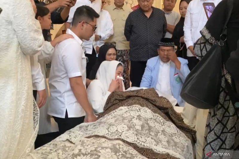 Sang istri mantan Menteri Agama Suryadharma Ali yaitu Wardhatul Asriah menangis saat duduk di samping jenazah suaminya yang disemayamkan di ruang tamu rumah duka di Jalan Cipinang Cempedak I Nomor 30, Cipinang Cempedak, Jatinegara, Jakarta Timur, Kamis (31/7/2025). ANTARA/Siti Nurhaliza