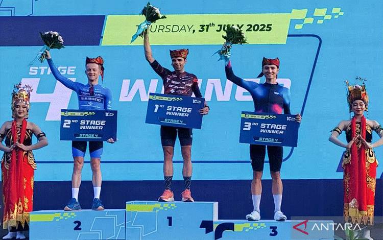 Pembalap juara 1, 2 dan 3 etape terkahir balap sepeda internasional TdBI 2025 di atas podium di Paltuding Gunung Ijen. Kamis (31/7/2025) ANTARA/Novi Husdinariyanto