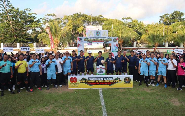 Bupati Seruyan, Ahmad Selanorwanda foto bersama saat membuka Turnamen Sepak Bola Mini Putri (Foto : Ist)