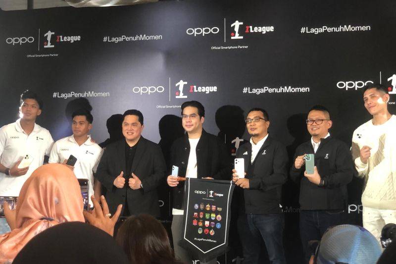 Ketua Umum PSSI Erick Thohir (tiga dari kiri), Vice President OPPO Patrick Owen (tengah), dan Direktur Komersial & Bisnis I.League Sadikin Aksa berose pada acara peresmian kerja sama antara OPPO dengan BRI Super League di On3, Jakarta, Kamis (31/7/2025). (ANTARA/Zaro Ezza Syachniar)