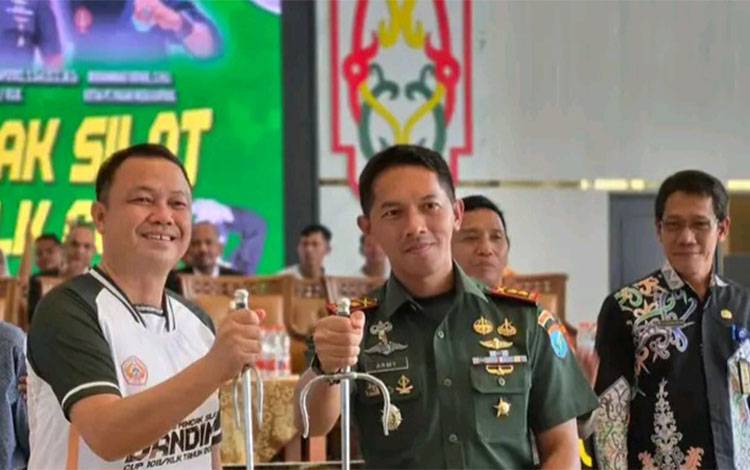 Sekda Kapuas, Usis I. Sangkai dan Dandim 1011/Kapuas, Letkol Inf Pamungkas Army Saputro dalam Kejuaraan Pencak Silat Dandim Cup 1011/Kapuas yang digelar di aula Rujab Bupati Kapuas pada Kamis, 31 Juli 2025. (IST)