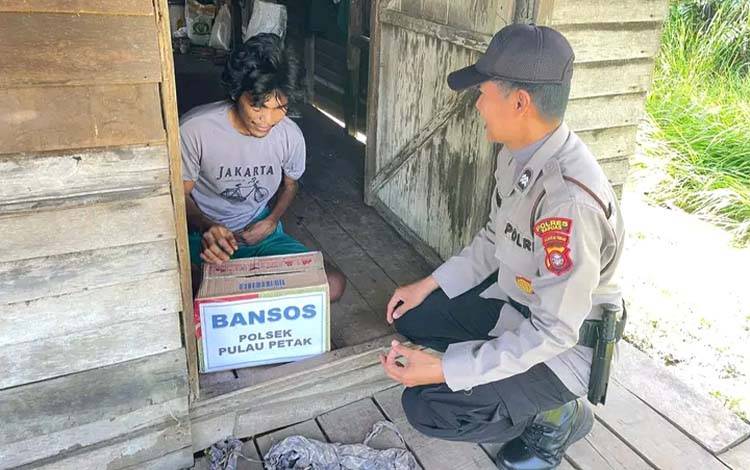 Polres Kapuas kembali menunjukkan dedikasi sosialnya melalui program bantuan sosial yang dijalankan oleh Polsek Pulau Petak Polres Kapuas. Program ini berlangsung di Desa Anjir Palambang, Kecamatan Pulau Petak pada Kamis, 31 Juli 2025 dengan menyalurkan paket sembako kepada warga kurang mampu. (IST)