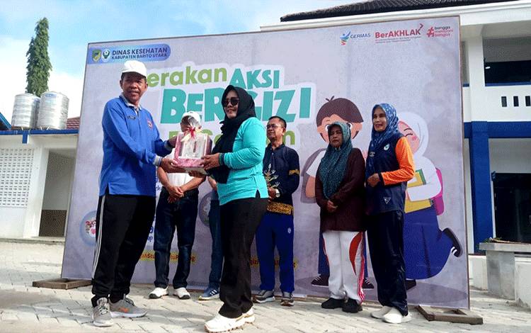Dinas Kesehatan Barito Utara bersama TP PKK Barito Utara melaksanakan kegiatan gerakan aksi bergizi di Sekolah, Jumat 1 Agustus 2025 di Halaman SMPN 1 Muara Teweh.(foto: Dhani)