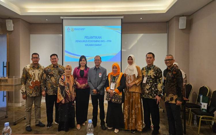 Momentum kebersamaan dan komitmen akademik mewarnai pelantikan Pengurus Forum Pimpinan Pascasarjana (FORPIMPAS) Badan Kerja Sama Perguruan Tinggi Negeri (BKS PTN) Wilayah Barat yang dilaksanakan di Universitas Palangka Raya pada Kamis, 31 Juli 2025.(FOTO: Istimewa)