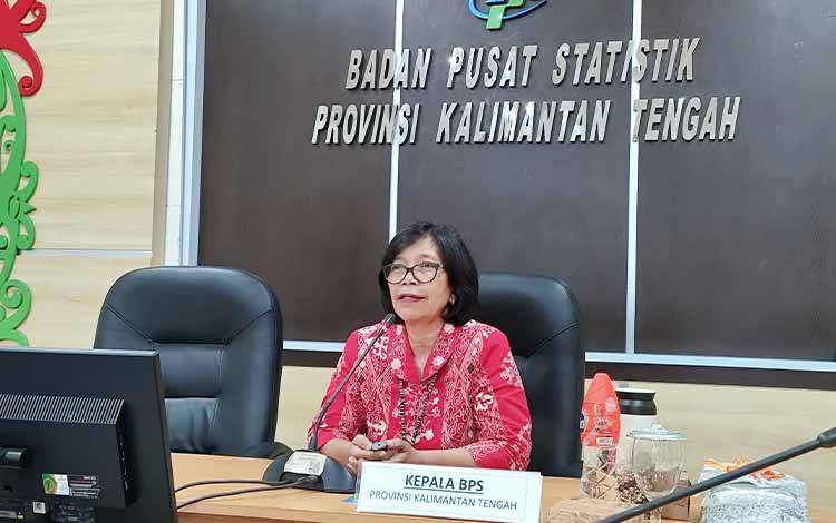 Kepala Badan Pusat Statistik atau BPS Provinsi Kalteng, Agnes Widiastuti merilis data terbaru mengenai tingkat kemiskinan di wilayah Kalteng pada Jumat, 1 Agustus 2025. (FOTO: TESTI PRISCILLA)