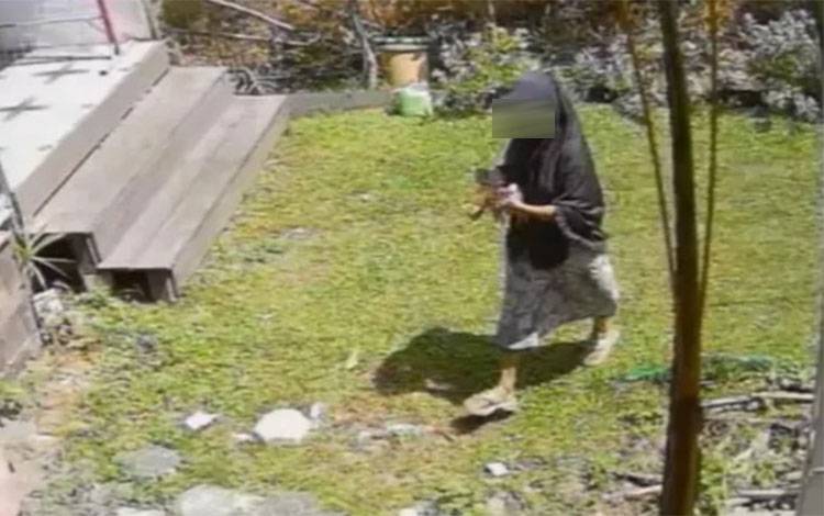 Seorang warga yang tertangkap CCTV diduga membuang anak kucing di Jalan Sulawesi, Kuala Kapuas, Senin, 28 Juli 2025. (IST)