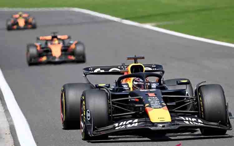 Pembalap Red Bull Racing Max Verstappen (depan) memacu kecepatannya dibanyangi dua pembalap Mclaren Oscar Piastri (tengah) dan Lando Norris (kiri) saat sprint race F1 GP Belgia di sirkuit Spa-Francorchamps, Stavelot, Belgium, Sabtu (26/7/2025). Max Verstappen berhasil menang disusul dua pembalap Mclaren Oscar Piastri di posisi kedua dan Lando Norris diposisi ketiga. ANTARA FOTO/Xinhua/Zhao Dingzhe/bar