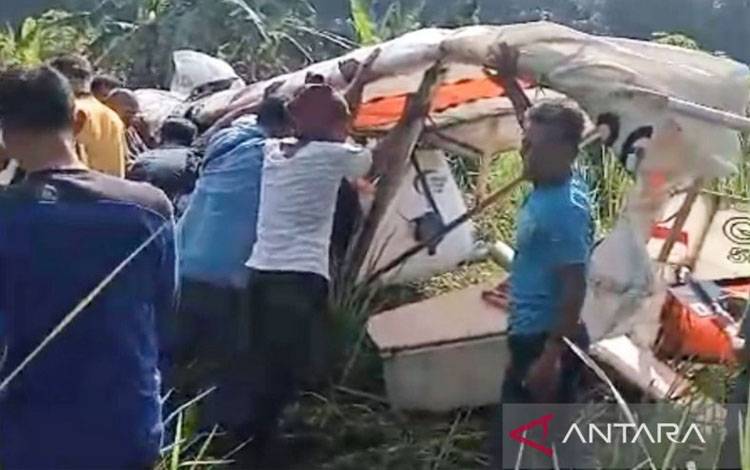 Tangkapan Layar, masyarakat mengevakuasi pesawat latih sipil Quicksilver GT500 di Ciampea, Kabupaten Bogor, Jawa Barat, Minggu (3/8/2025). (ANTARA/HO-WA Group)