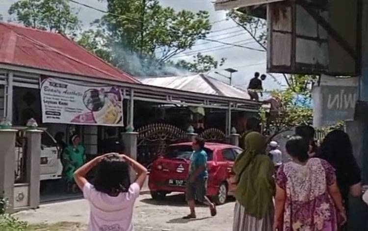 Situasi rumah yang terbakar saat pertama kali dilaporkan di Perumnas, Pulau Telo, Kuala Kapuas, Minggu, 3 Agustus 2025. (IST