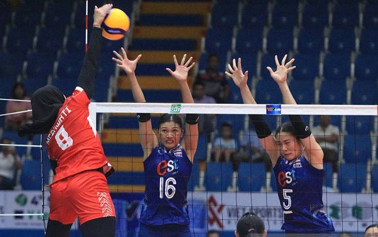 Outside hitter timnas putri Indonesia Megawati Hangestri melepaskan pukulan saat menghadapi Thailand pada laga perdana SEA V League 2024 di Vinh Puch, Vietnam, Jumat (02/08/2024). ANTARA/HO-PP PBVSI