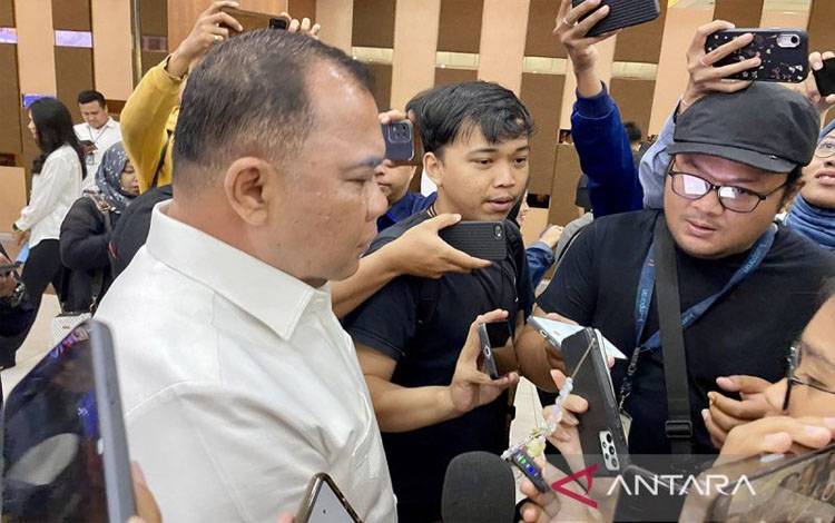 Direktur Tindak Pidana Tertentu (Dirtipidter) Bareskrim Polri Brigjen Pol. Nunung Syaifuddin (kiri) menjawab pertanyaan wartawan di Markas Besar Polri, Jakarta, Rabu (11/6/2025). ANTARA/Fath Putra Mulya/am