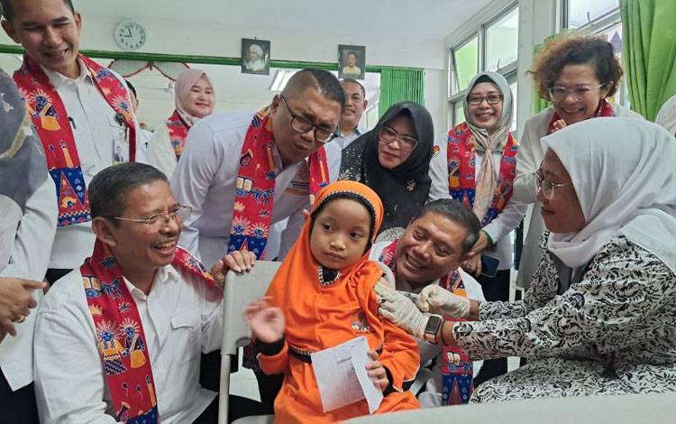 Kepala Kantor Staf Presiden (KS) Letnan Jenderal TNI (Purn) AM Putranto menyemangati pelajar untuk imunisasi saat meninjau CKG di MIN 8 Jakarta, Senin (4/8/2025). ANTARA/Mario Sofia Nasution