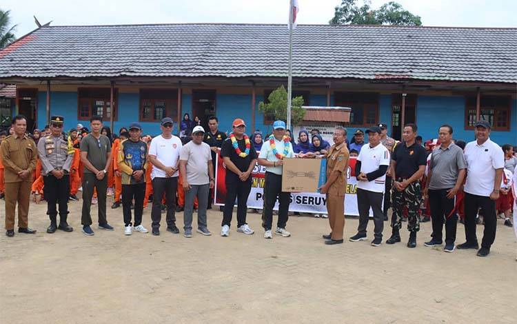 Bupati Seruyan Ahmad Selanorwanda ?menyerahkan perangkat komputer untuk sekolah saat kunjungan di kecamatan Seruyan Hulu (Foto : Ist)