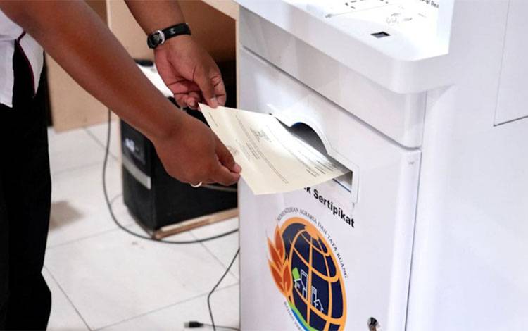 Percetakan sertifikat (Foto: MARINI)