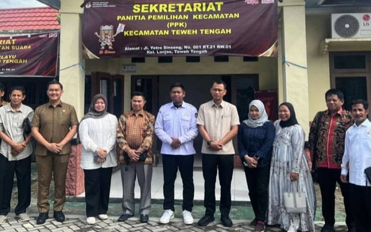 Rombongan DPRD Kalteng saat melakukan kunjungan kerja ke Sekretariat Panitia Pemilihan Kecamatan (PPK) Teweh Tengah, Muara Teweh, Kabupaten Barito Utara (Foto : IST)