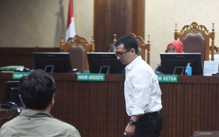 Dua dari tiga terdakwa kasus dugaan korupsi pengadaan alat pelindung diri (APD) COVID-19 Budi Sylvana (kanan) dan Satrio Wibowo (kiri) menjalani sidang pembacaan putusan di Pengadilan Tipikor, Jakarta, Kamis (5/6/2025). ANTARA FOTO/Indrianto Eko Suwarso/bar