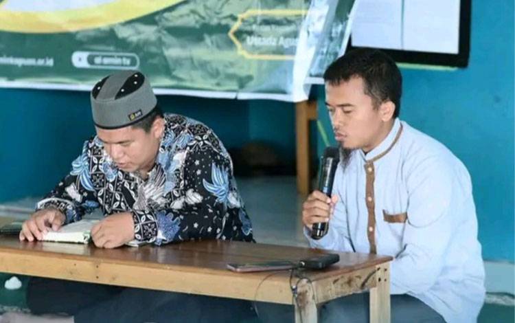 Salah satu guru di Yayasan Islam Al Amin Kapuas sedang melaksanakan Tasmi' disimak oleh guru lainnya. (IST)