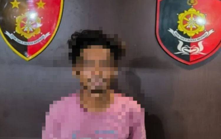 Tersangka penganiayaan ASW saat diamankan di unit Jatanras Satreskrim Polresta Palangka Raya (Foto : Jatanras Satreskrim Polresta Palangka Raya)