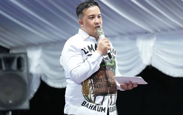 Bupati Lamandau Rizky Aditya saat berpidato di acara kunjungan kerja PDT H Yandri Susanto di Desa Batu Kotam, Minggu, 3 Agustus 2025.