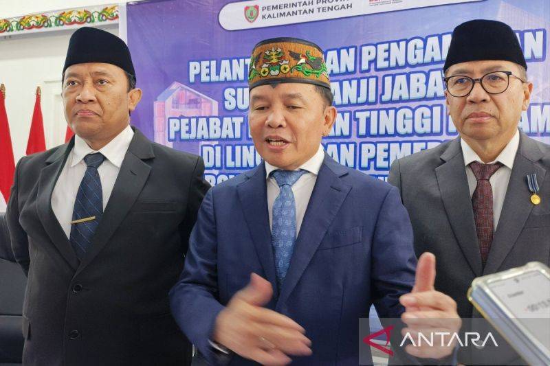 Arsip - Gubernur Kalteng Agustiar Sabran (tengah) didampingi Wagub Edy Pratowo (kiri) dan Plt Sekda Leonard S. Ampung saat diwawancarai beberapa waktu lalu. (ANTARA/Muhammad Arif Hidayat)