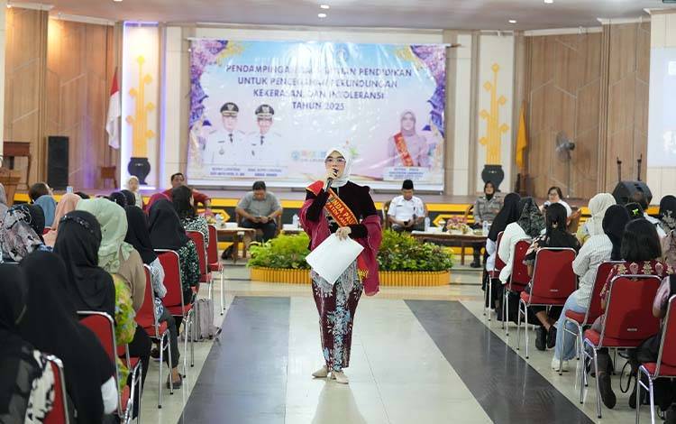 Bunda PAUD Lamandau saat berdialog dengan Peserta pendampingan di aula GPU Lontang Torang, Rabu, 06 Agustus 2025.