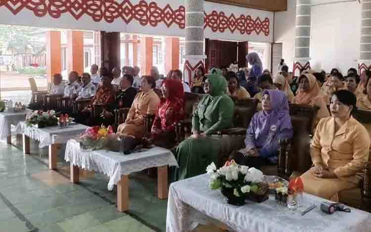 Pengukuhan Pengurus DWP Kapuas yang berlangsung di Aula Pemda Kapuas, Rabu, 6 Agustus 2025. (FOTO: IST)
