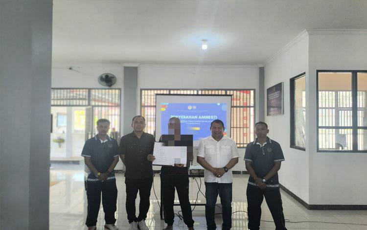 Kakanwil Ditjen PAS Kalteng I Putu Murdiana saat menyerahkan Amnesti kepada perwakilan keluarga WBP (Foto : Ditjen Pas Kalteng)