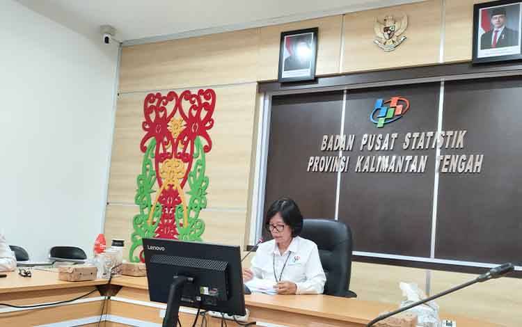 Penyampaian berita resmi statistik oleh Kepala BPS Kalteng, Agnes Widiastuti. (FOTO: TESTI PRISCILLA)