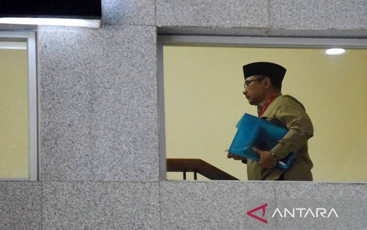 Mantan Menteri Agama Yaqut Cholil Qoumas berjalan ke ruang pemeriksaan di Gedung Merah Putih KPK, Jakarta, Kamis (7/8/2025). ANTARA FOTO/Indrianto Eko Suwarso/tom/am.