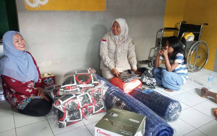Lurah Panarung, Evi Kahayanti, mengunjungi warganya yang terkena penyakit stroke di Gang Demak, Jalan Jati Indah Kelurahan Panarung (Foto : PATHUR)