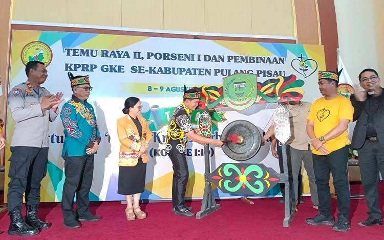 Bupati Pulpis secara resmi membuka acara Temu Raya II Porseni dan Pembinaan KPRP GKE se-Kabupaten Pulpis, Jumat, 8 Agustus 2025. (FOTO: RETHA)