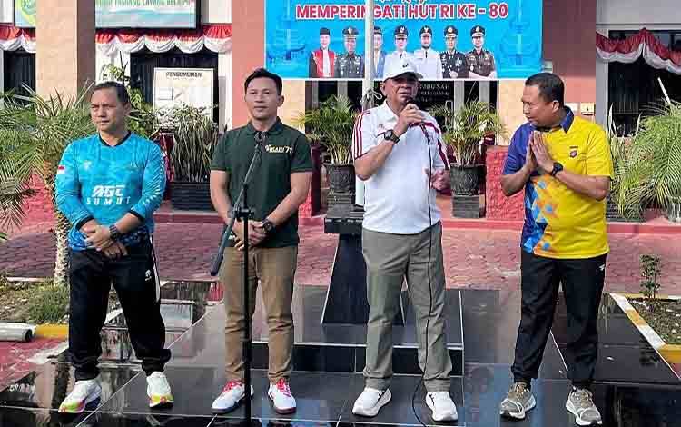 Bupati Barito Timur, Yamin, menyampaikan sambutannya sebelum olahraga bersama yang di Pengadilan Negeri (PN) Tamiang Layang, Jumat, 8 Agustus 2025. (FOTO: IST)