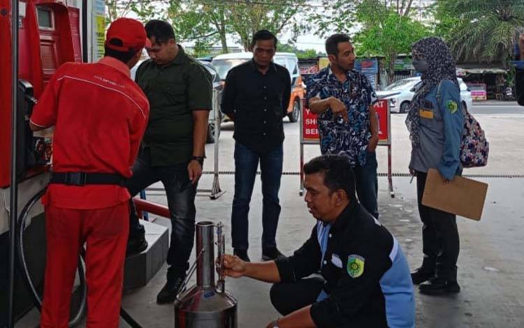 Kegiatan tera ulang di SPBU 63.731.03 PT Sumber Mulia Raya. (Foto : UPTD Metrologi legal Palangka Raya)